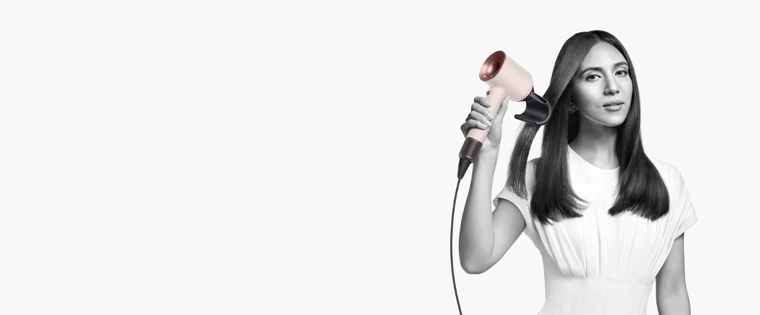 Le modèle utilise un sèche-cheveux Dyson Supersonic avec le nouvel embout de finition lisse.