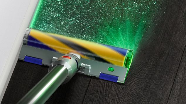 Vått søl blir vasket vekk fra et hardt gulv med et Dyson Submarine™-munnstykke.