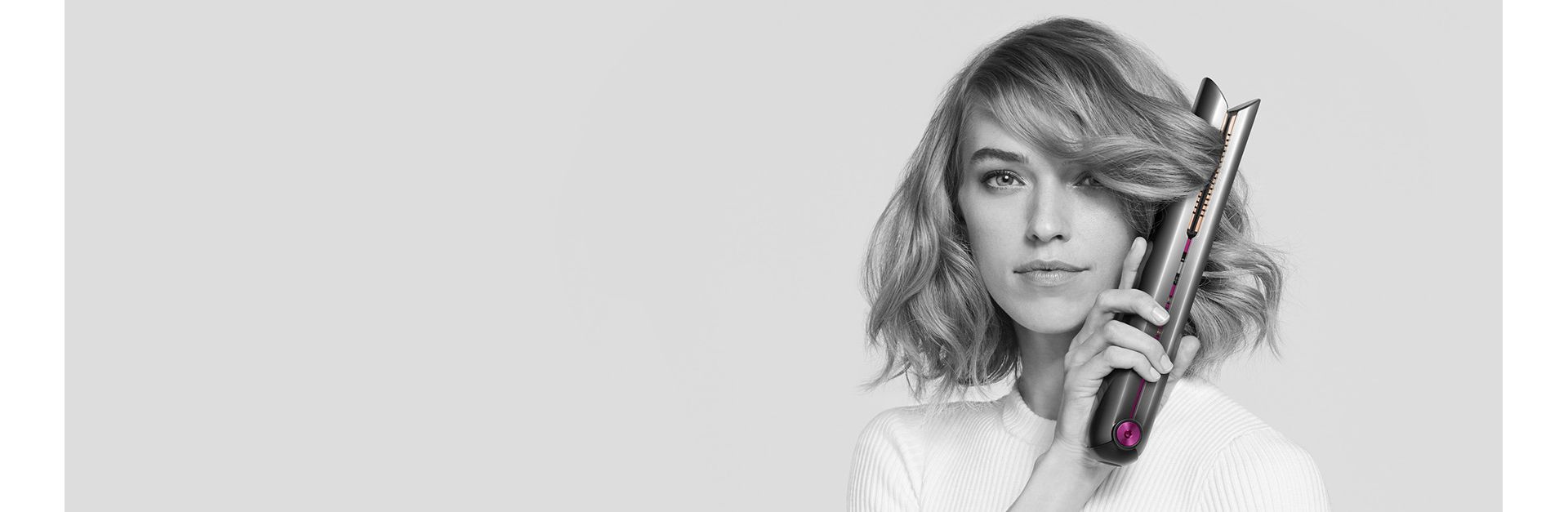 Model verwendet den Dyson Corrale Haarglätter ohne Kabel