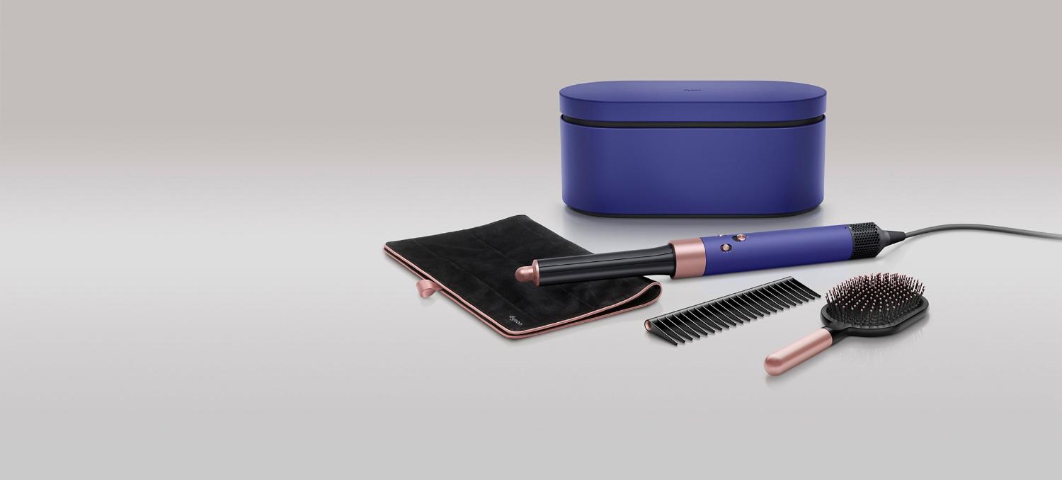 The Styling Gift set box with two brushes in Rosé, a comb and hair clips