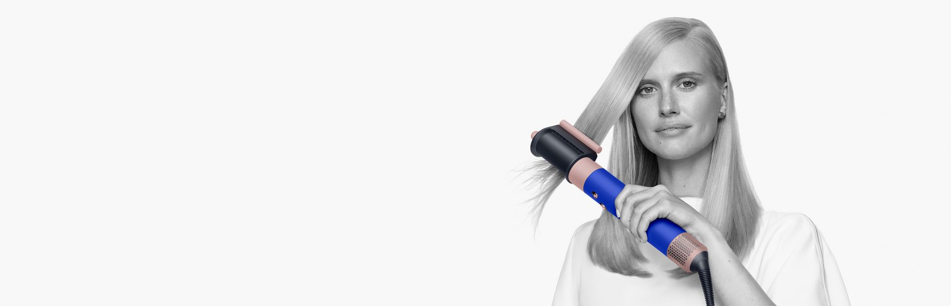 Ein Model verwendet den Dyson Airwrap Multi-Haarstyler.