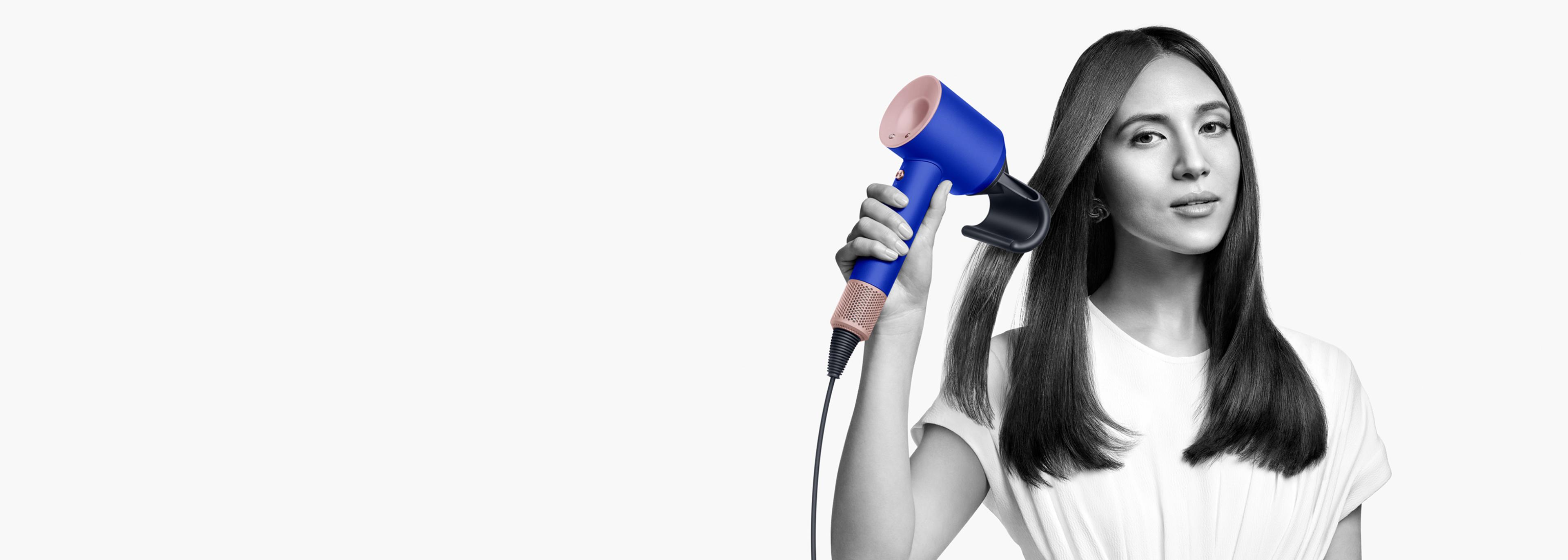 Модель використовує фен Dyson Supersonic