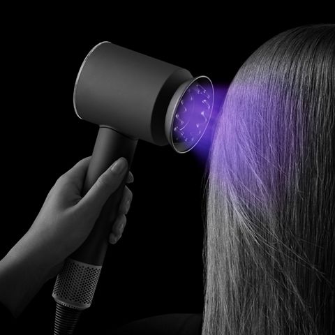 Dyson Supersonic Nural hårtørrerens Scalp Protect mode justerer temperaturen for at beskytte hovedbunden mod ekstrem varme.