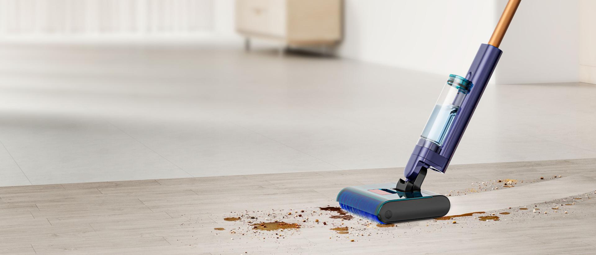 Sert zemine dökülmüş sıvıları temizleyen Dyson Clean+Wash Hygiene Sert Zemin Temizleyici.