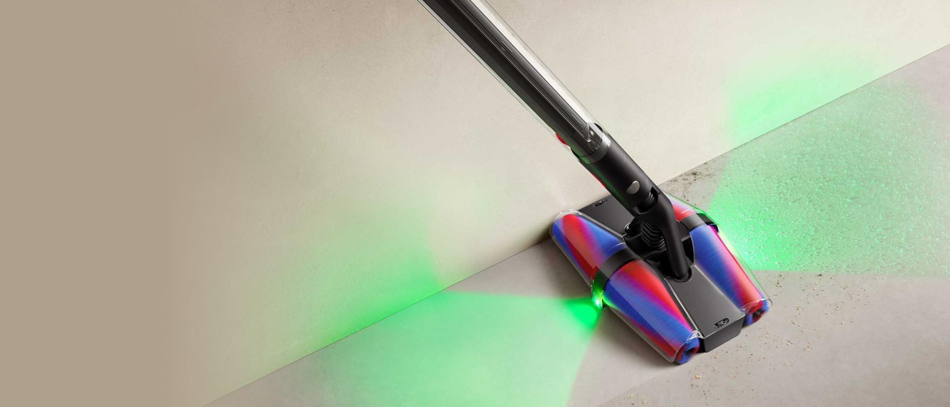 Zemindeki toz ve kirleri temizleyen Dyson PencilVac kablosuz süpürgedeki Fluffycones temizleme başlığı.