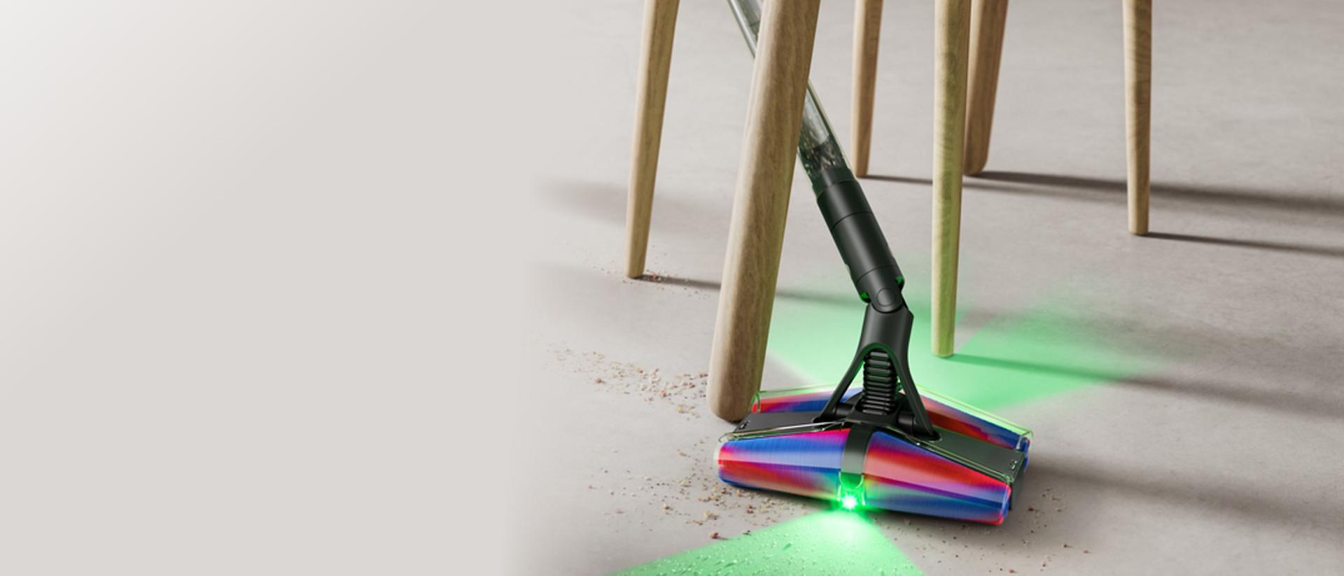 Alçak bir kanepenin altını temizlemek için Fluffycones temizleme başlığı ile kullanılan Dyson PencilVac kablosuz süpürge.