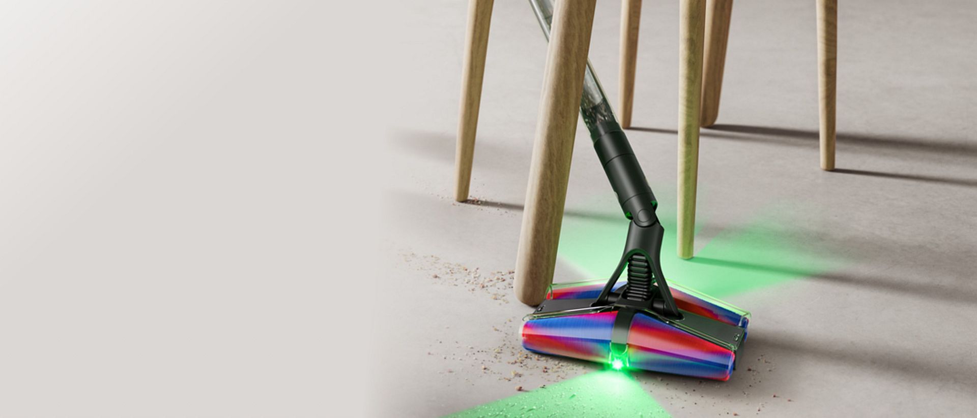 Alçak bir kanepenin altını temizlemek için Fluffycones temizleme başlığı ile kullanılan Dyson PencilVac kablosuz süpürge.