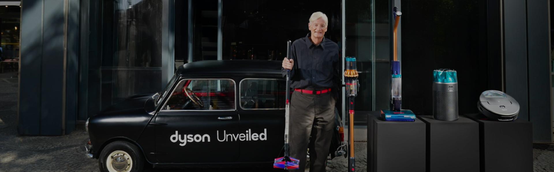 Bir etkinlikte Dyson PencilVac kablosuz süpürgeyi tanıtan Sir James Dyson.