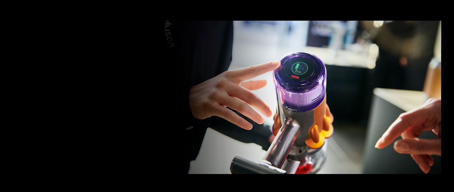 Dyson Expert demonstrating filtration technology in Dyson Demo Store