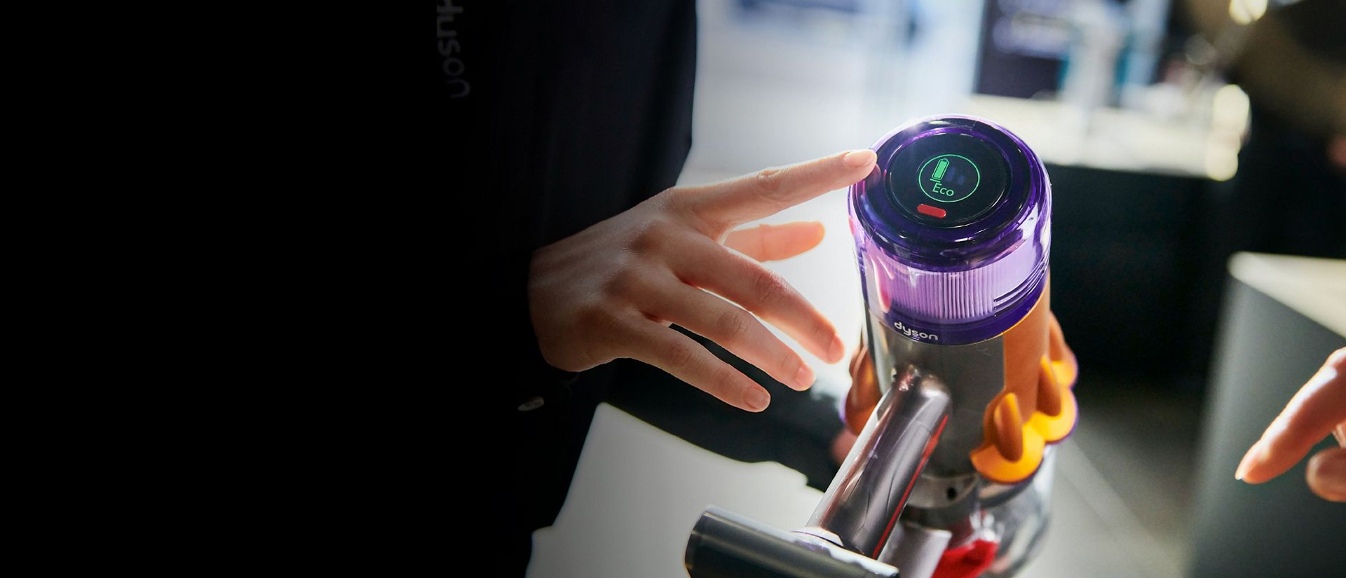 Dyson Experte führt die Filtertechnologie im Dyson Demo Store vor