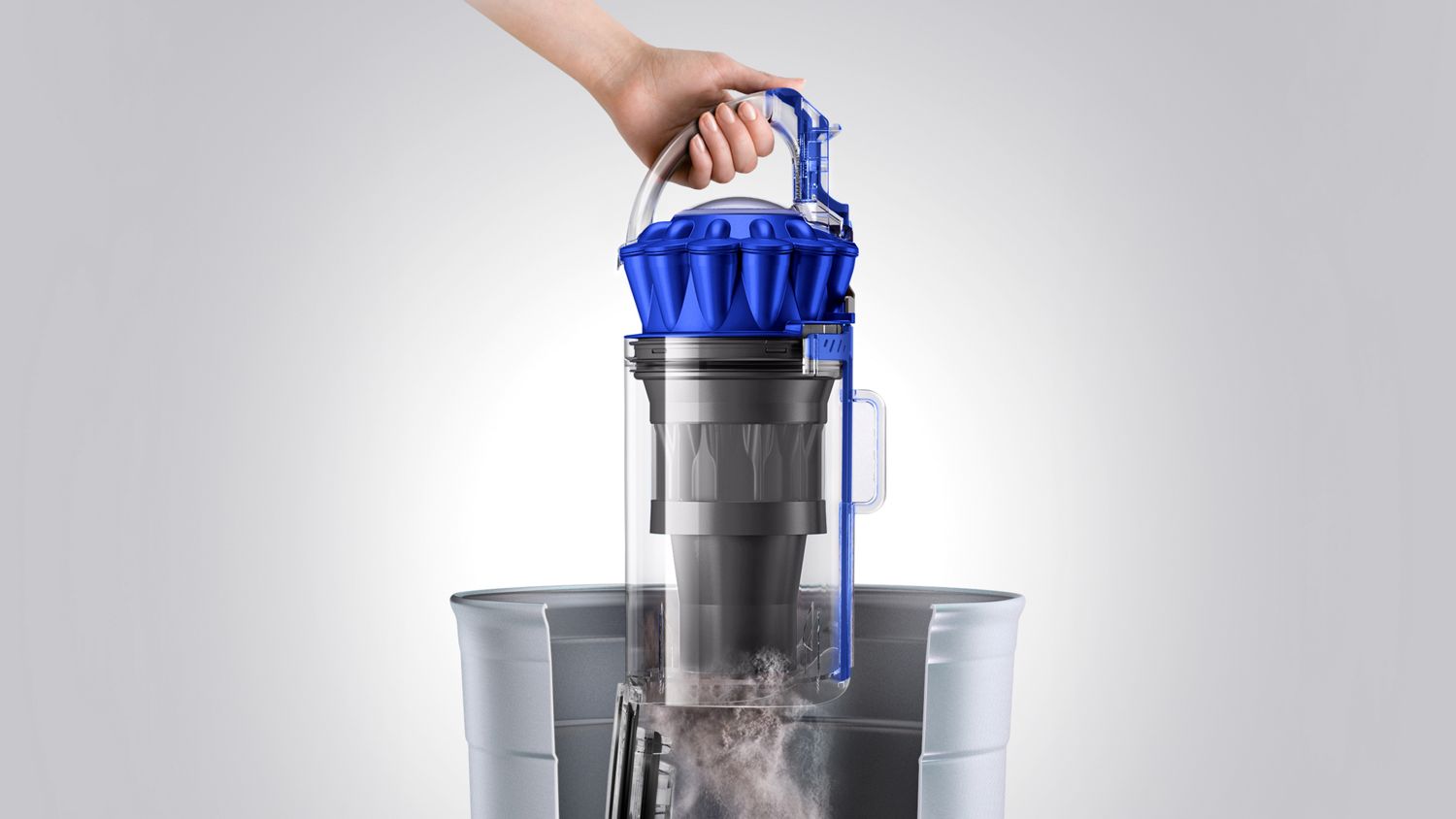 Collecteur du Dyson Ball Allergy+ en train d’être vidé 