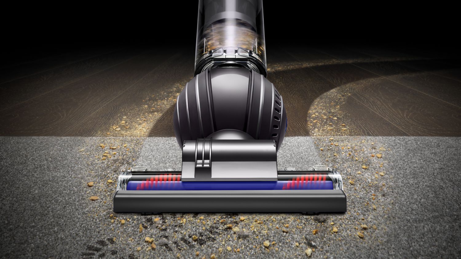 Dyson Ball Allergy+ utilisé pour ramasser les débris et la saleté sur un tapis et un plancher dur