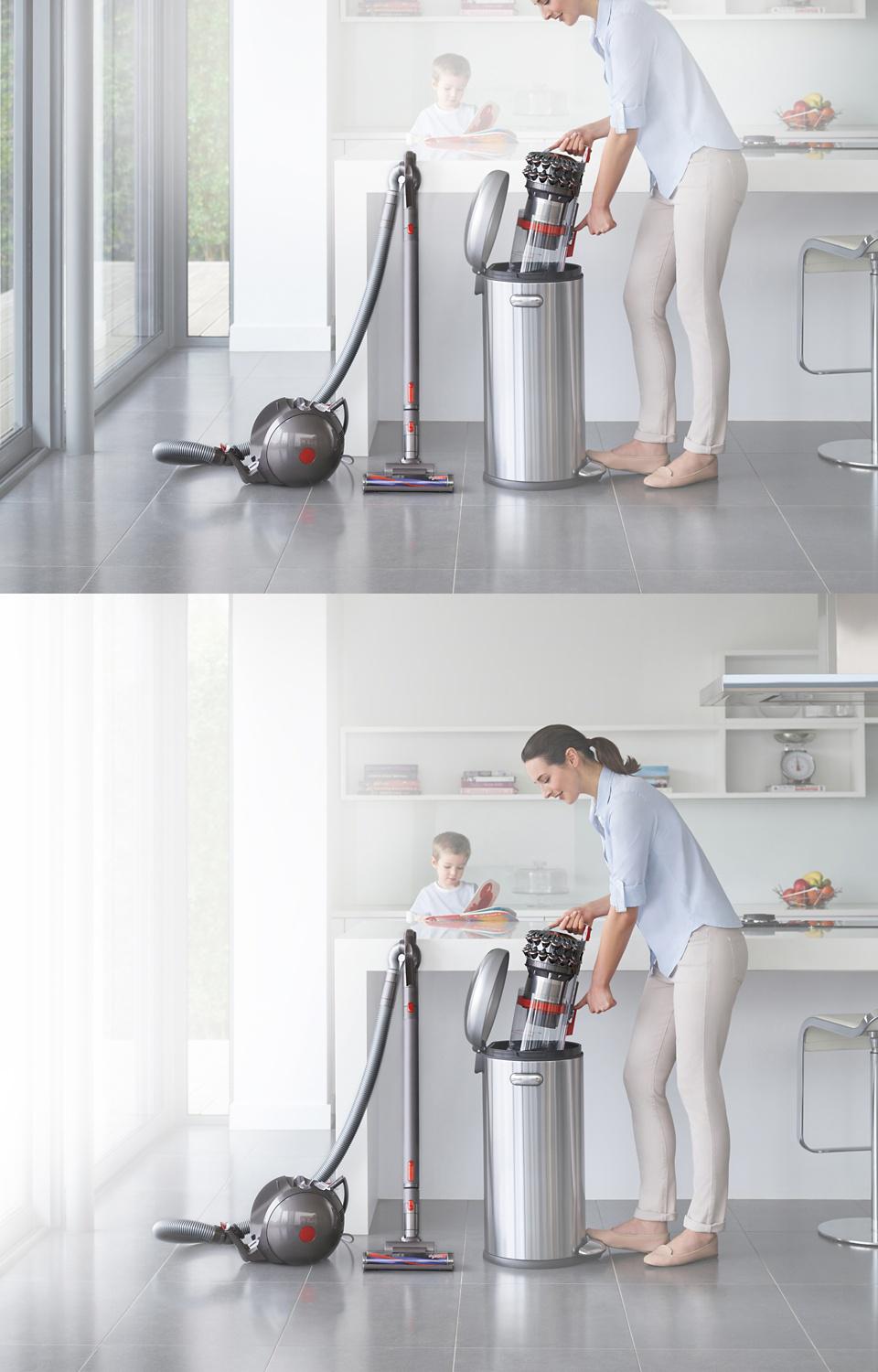 Femme vidant le reservoir de l'aspirateur Dyson Big Ball dans une poubelle