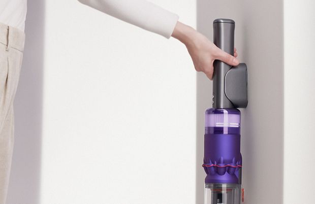 Dyson Omni-glide™吸塵機放置於壁掛底座