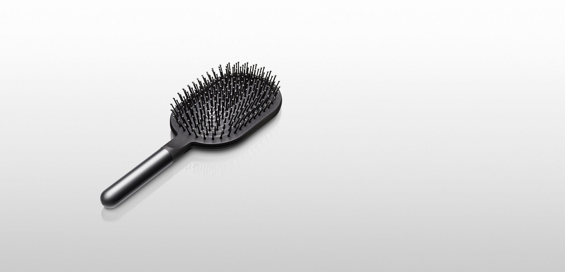 Brosse plate conçue par Dyson (nickel/noir)
