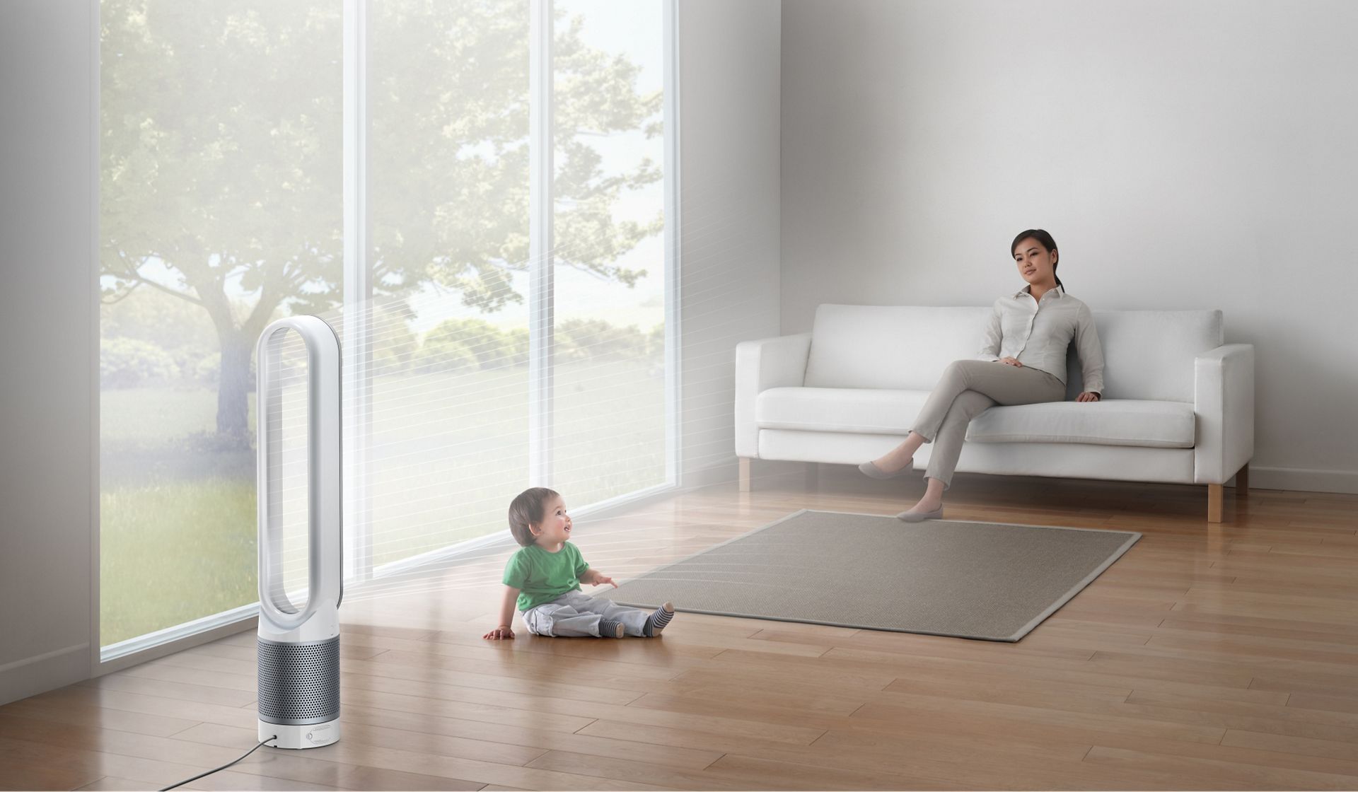 Petit enfant et parent assis devant la tour Dyson.