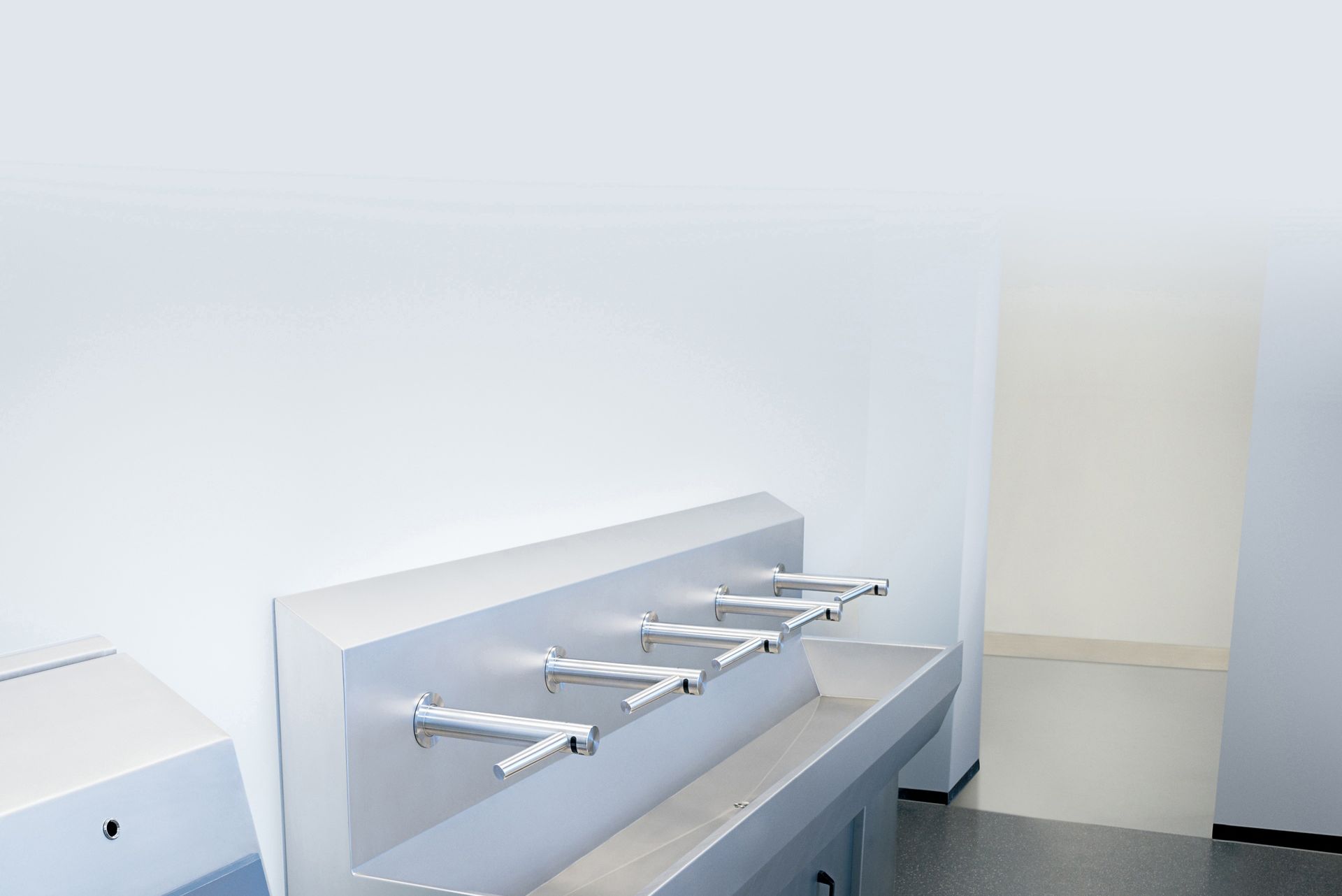 Rangée sèche-mains Airblade dans les toilettes 