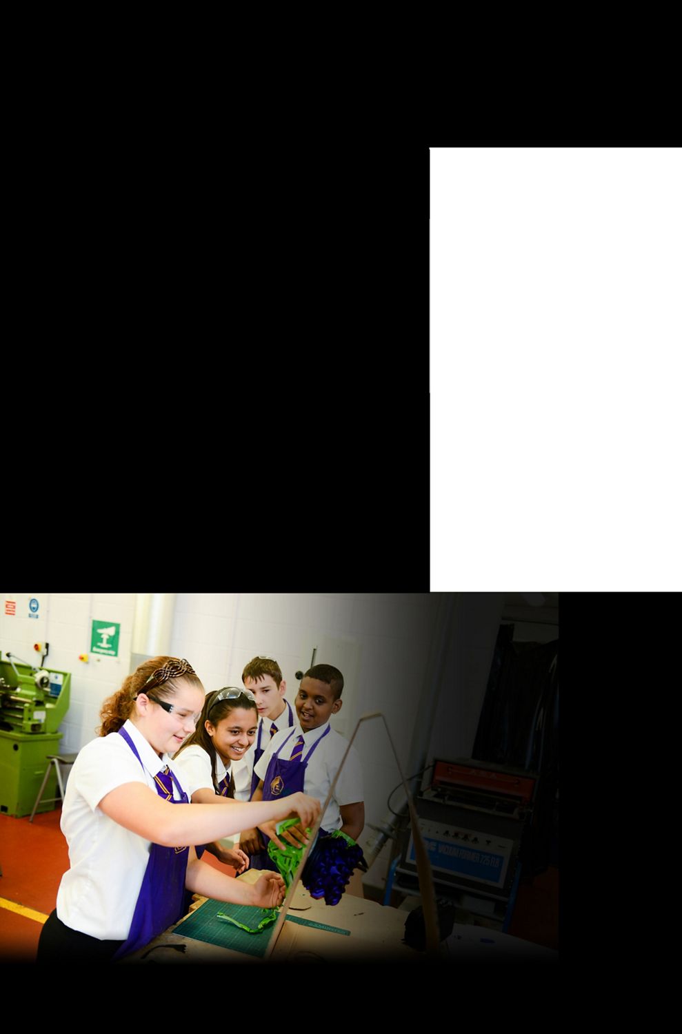 Des écoliers réalisant une expérience