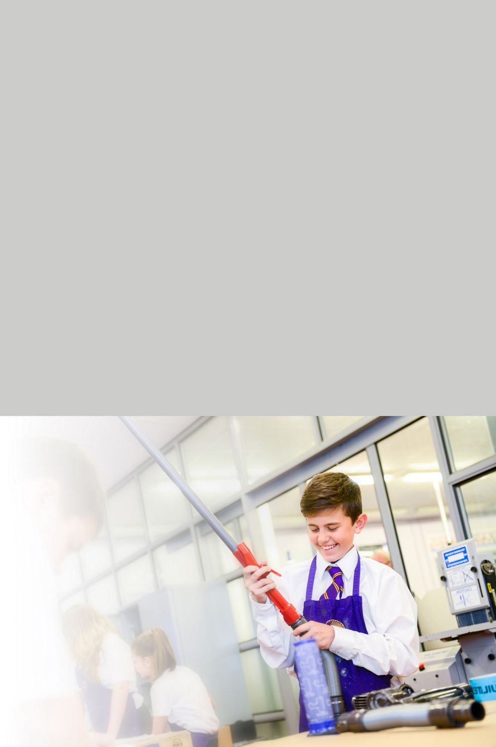 Élève avec un aspirateur