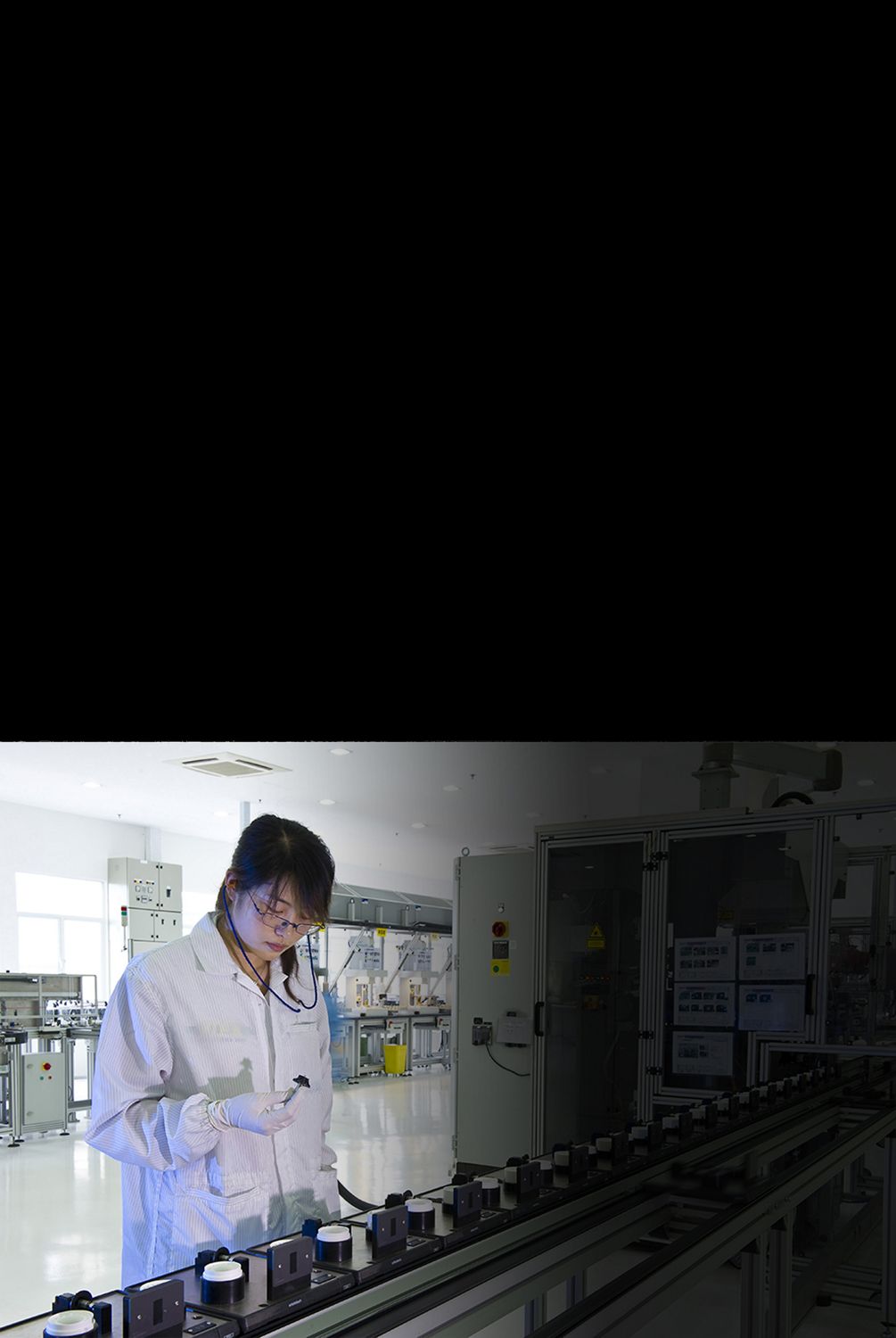 Ingénieurs Dyson qui examinent les composants