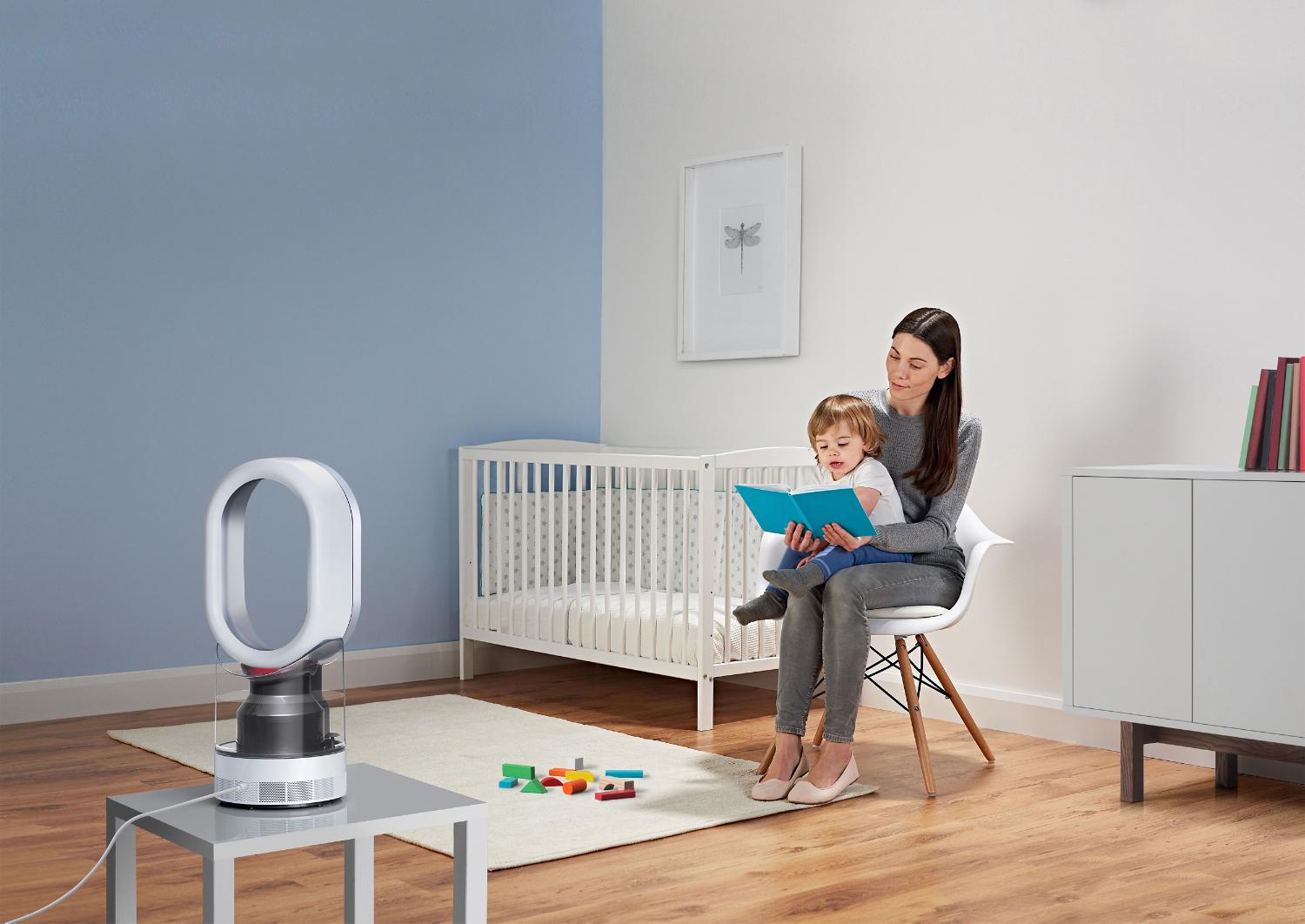 Mère et bébé dans une chambre d’enfant avec un humidificateur Dyson