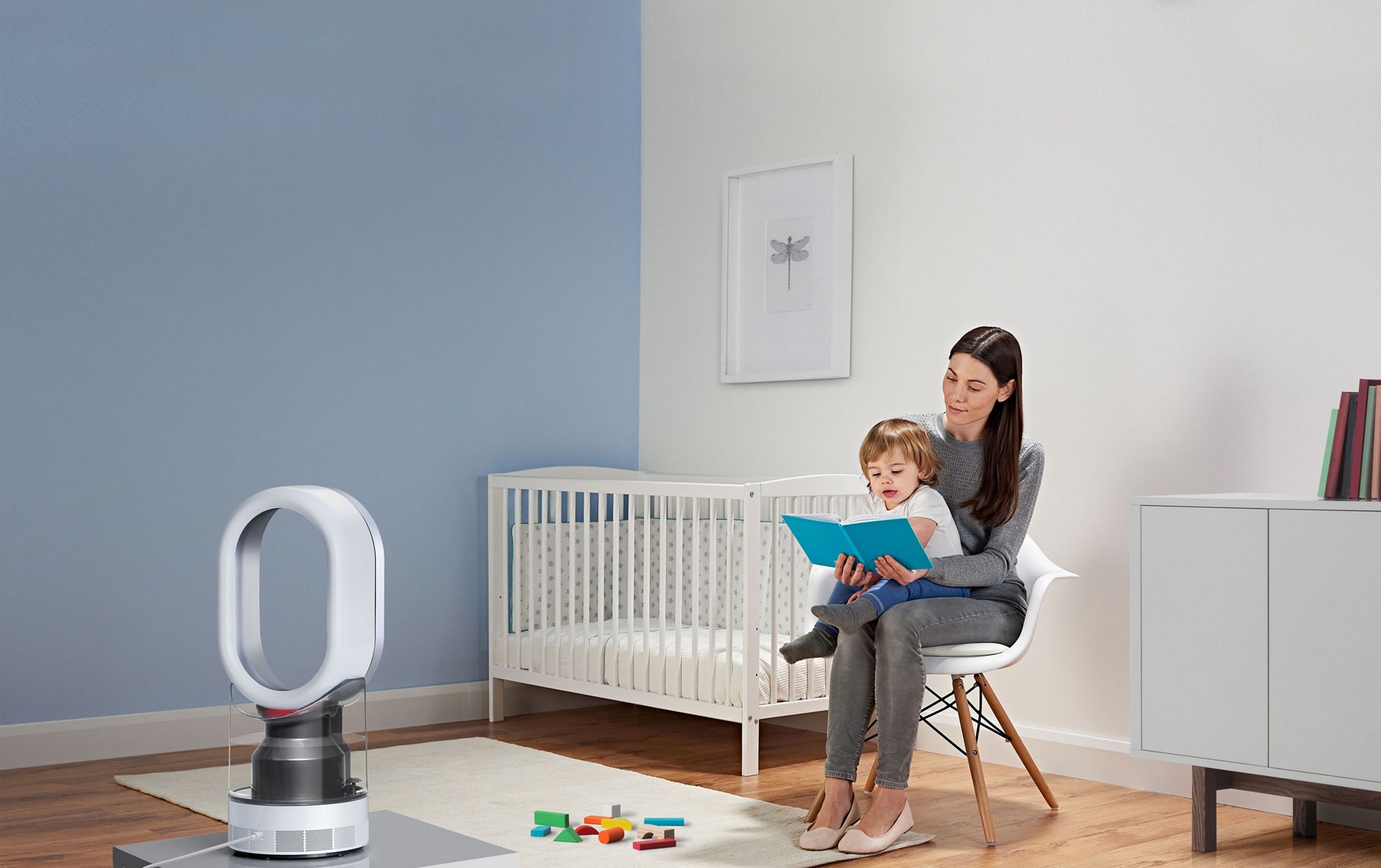 Mère et bébé dans une chambre d’enfant avec un humidificateur Dyson