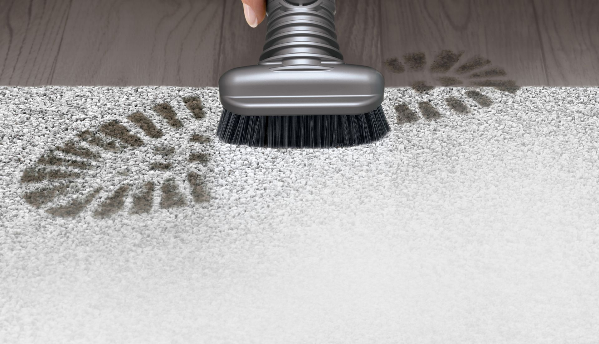Brosse à soies dures nettoyant une trace de pas
