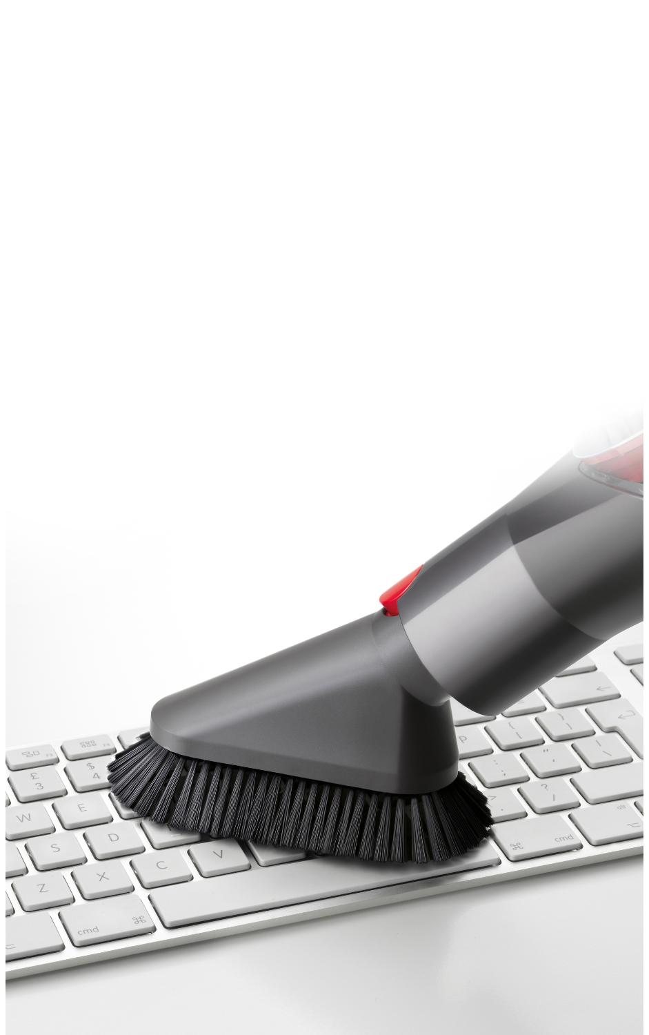 Gros plan de la mini-brosse douce d’époussetage à retrait rapide sur un clavier