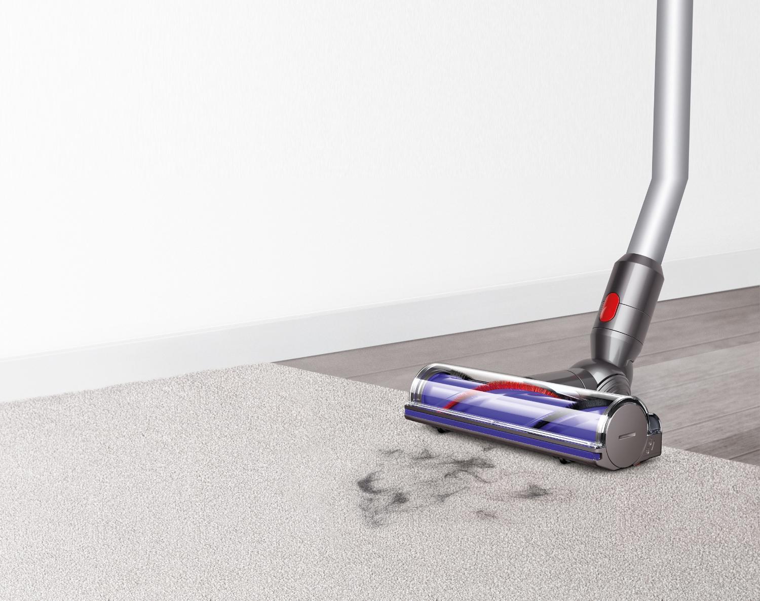 Tête d’aspirateur Dyson sur le tapis