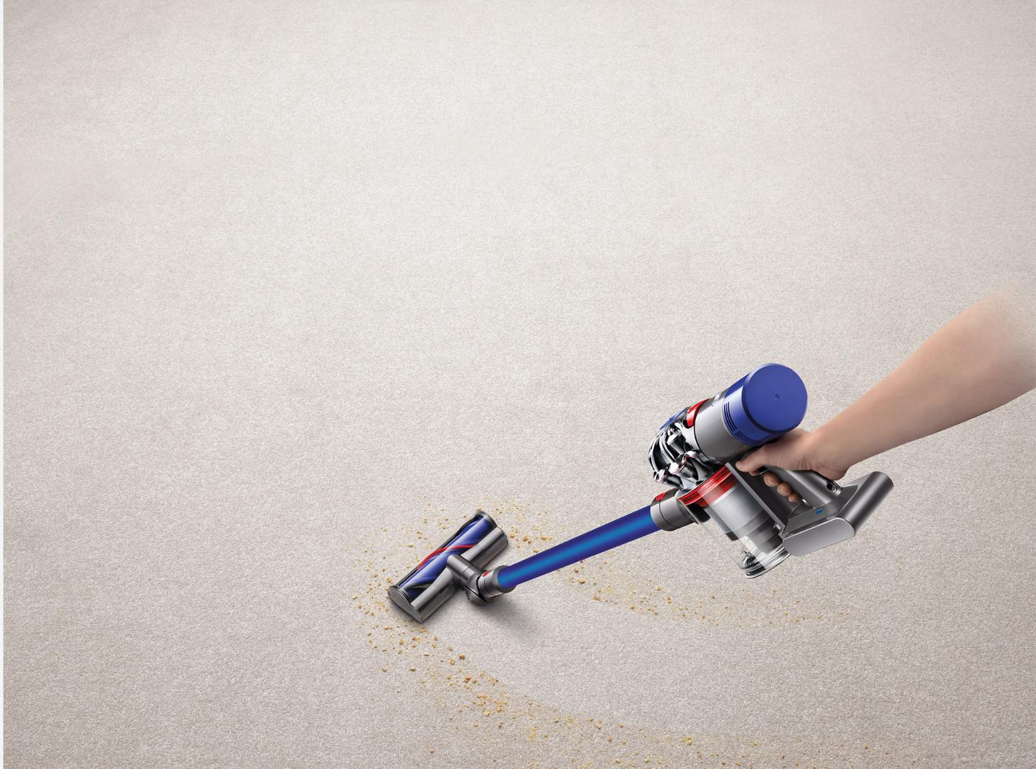 Aspirateur Dyson V7 sur du tapis