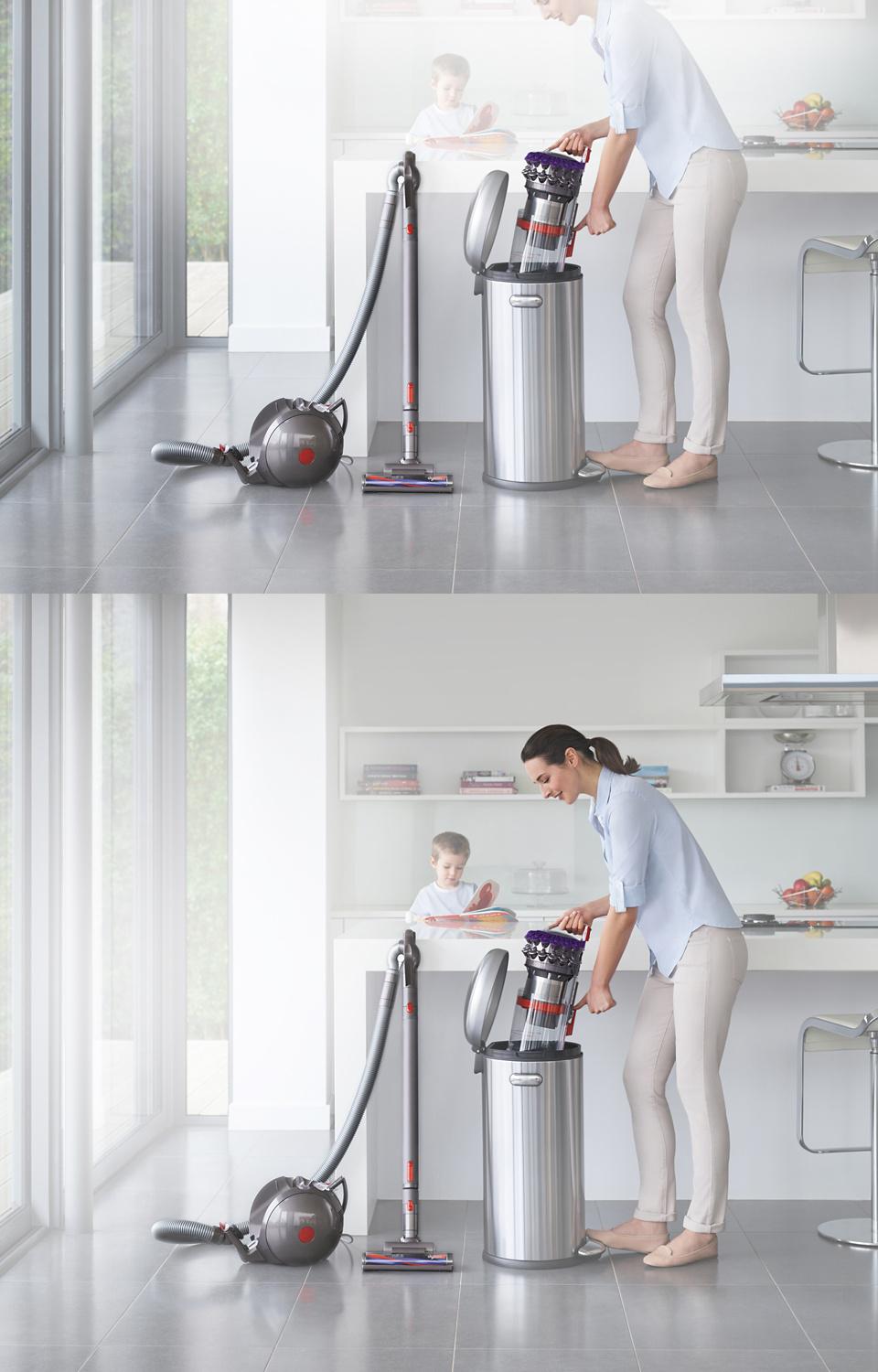 Mannequin qui vide le collecteur de l’aspirateur
