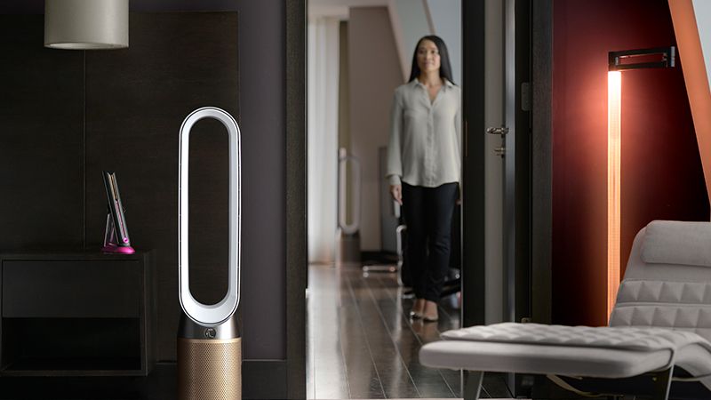 chambre d'hotel avec un purificateur, un lisseur et une lampe dyson