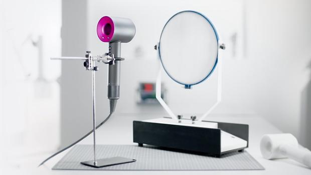 시험실 안의 다이슨 슈퍼소닉 헤어드라이어.