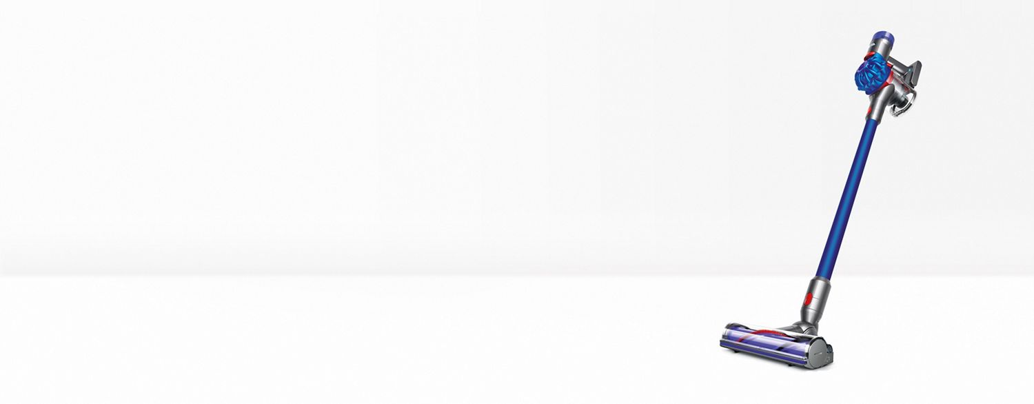 Bras d’une femme tenant un aspirateur Dyson Micro 1,5 kg