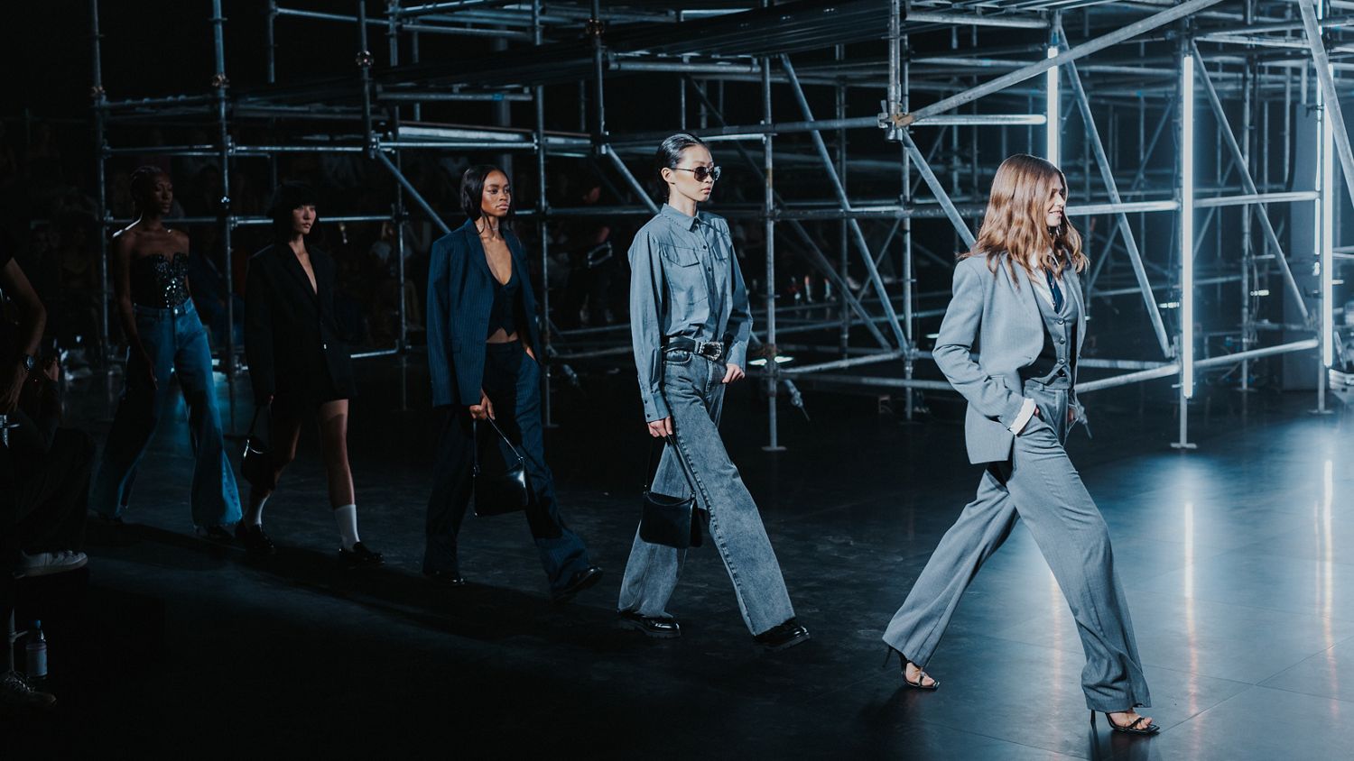 Models laufen über einen Catwalk