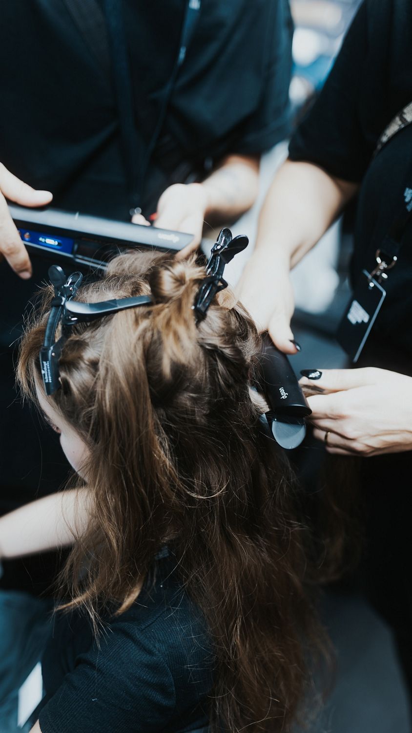 Model wird mit dem Corrale gestylt