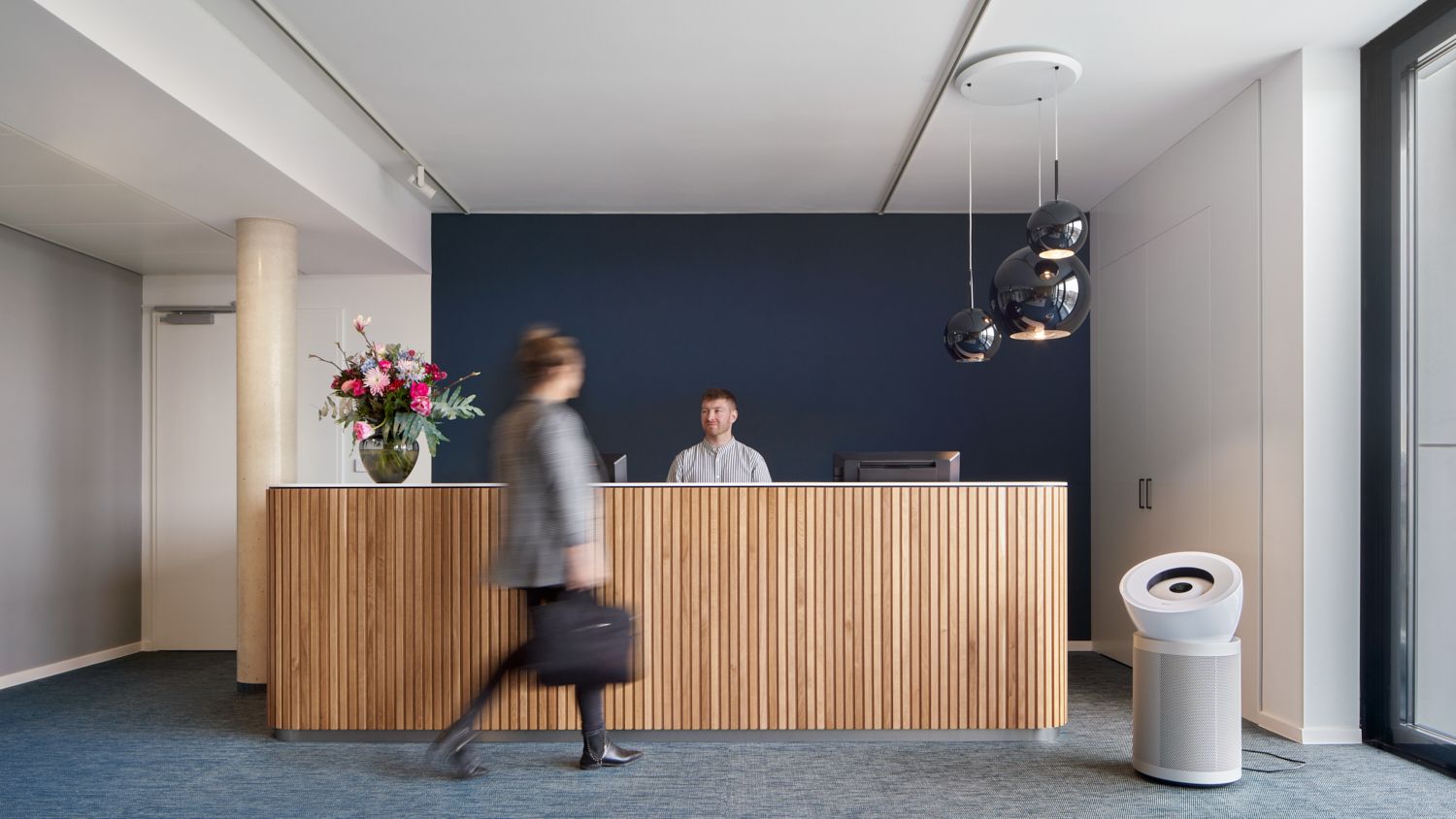 Dyson Luftreiniger auf einem Tisch in einem Hotelzimmer