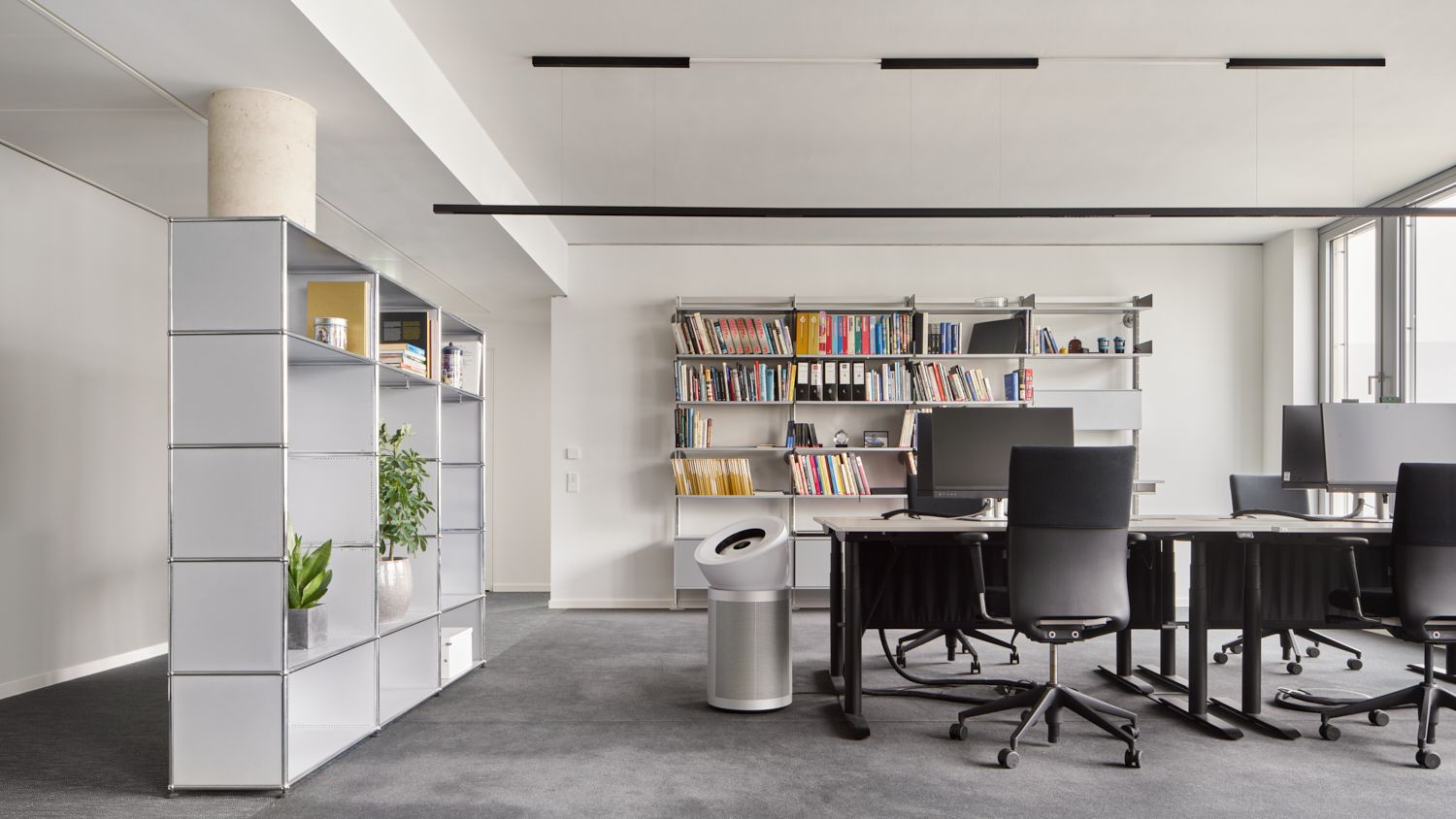 Dyson Pure Hot+Cool auf einem Tisch