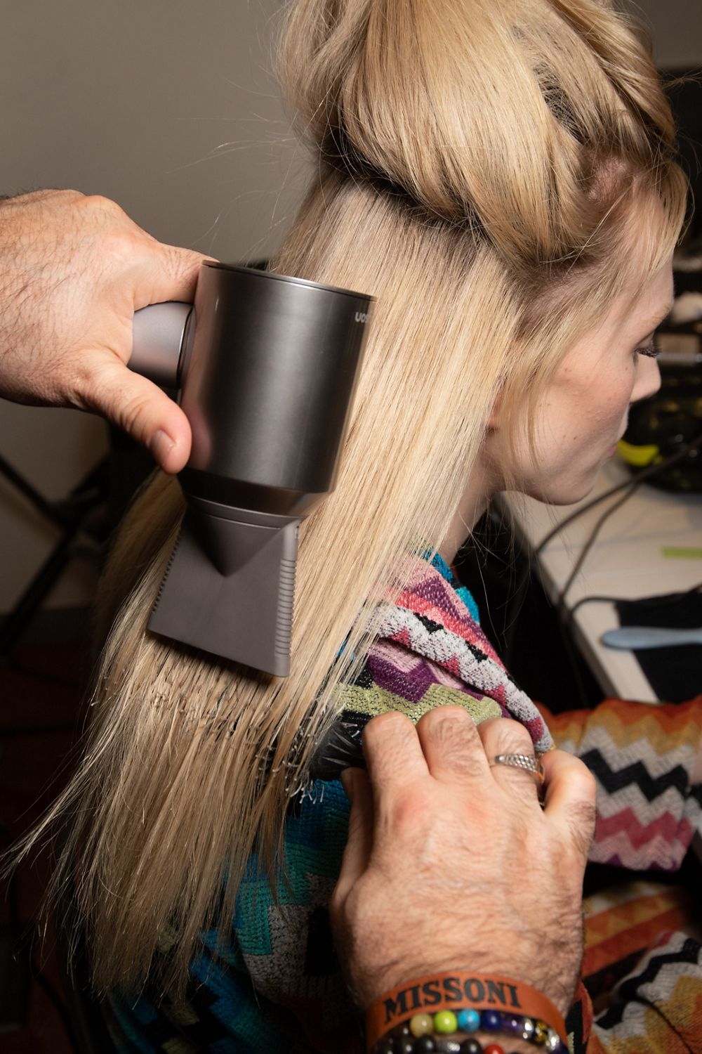 Dyson Supersonic Styling Düse auf blondem Haar während der Mailänder Fashion Week