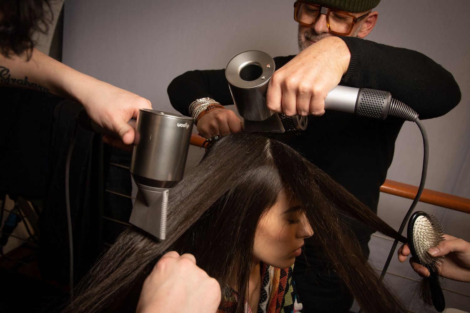 Dyson Supersonic Styling Düse auf dunklem Haar während der Mailänder Fashion Week