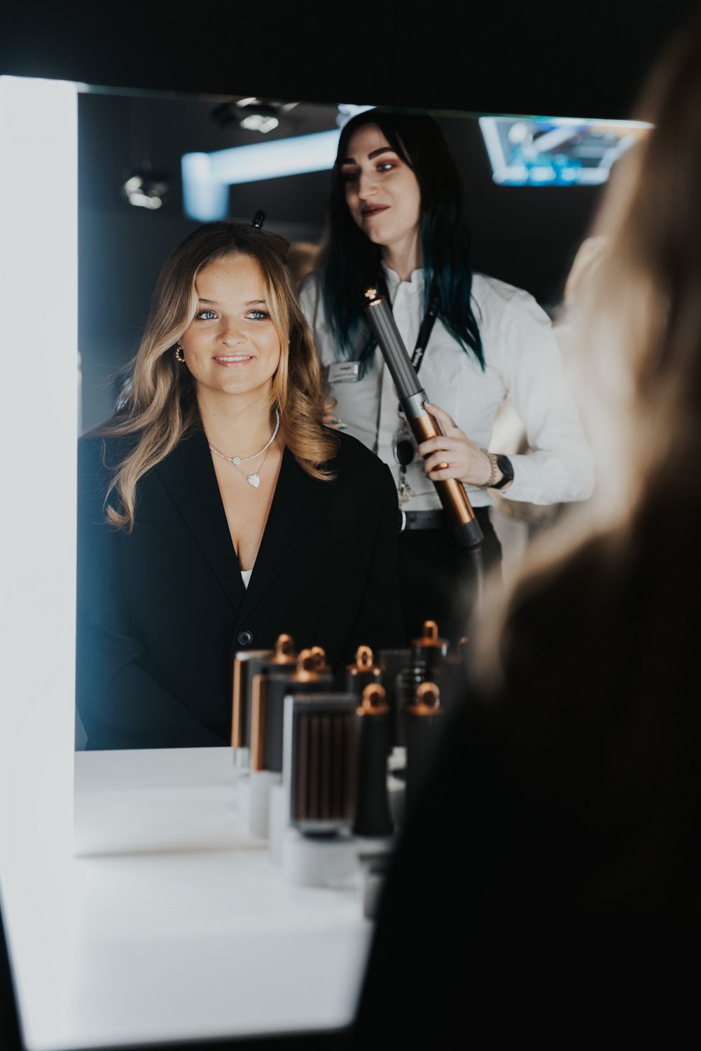 Frauke Ludowig und Nele Ludowig im Frankfurter Dyson Demo Store MyZeil