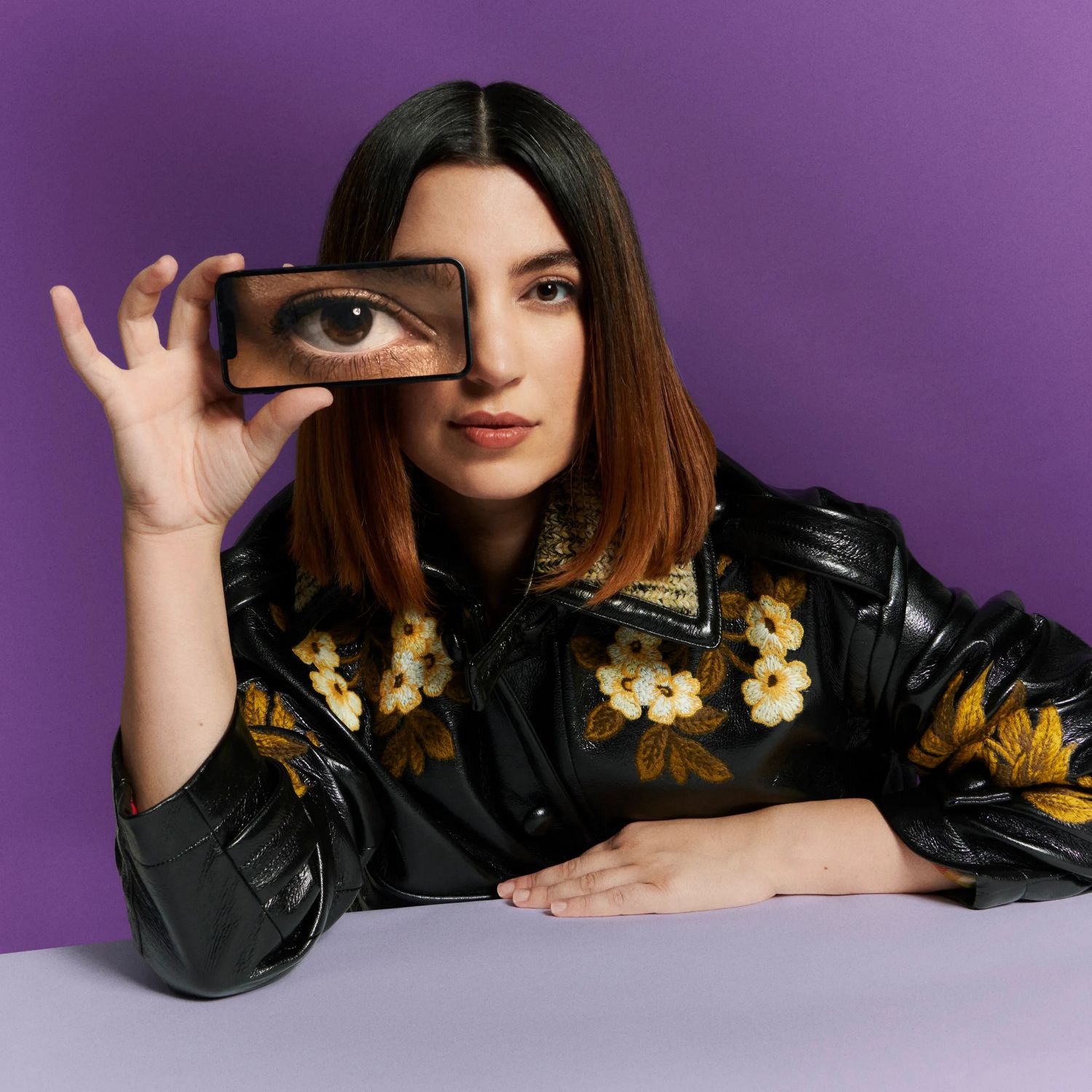 Frau mit Glätteisen für Locken