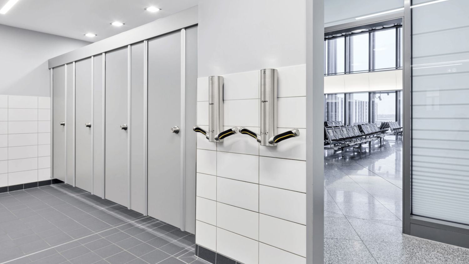 Dyson Airblade in öffentlichen Waschräumen im Flughafen