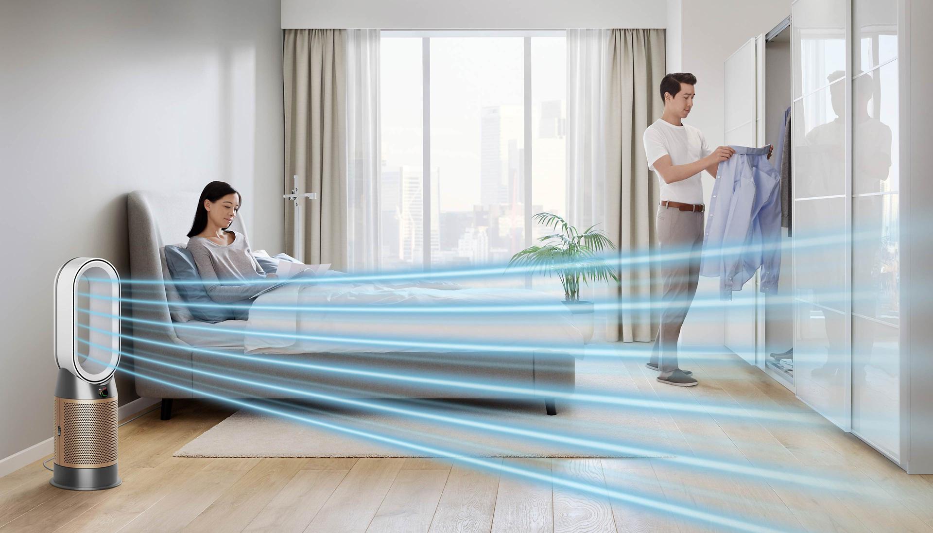 Kobieta oraz mężczyzna w sypialni z włączonym oczyszczaczem powietrza Dyson