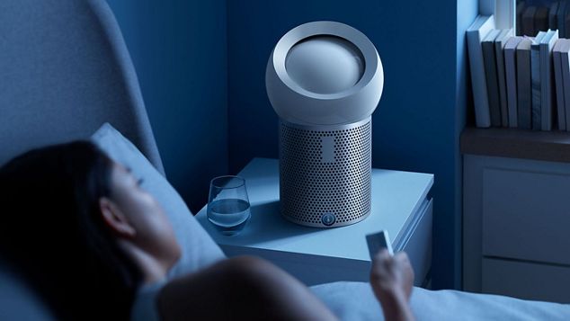Donna che dorme vicino a un purificatore Dyson