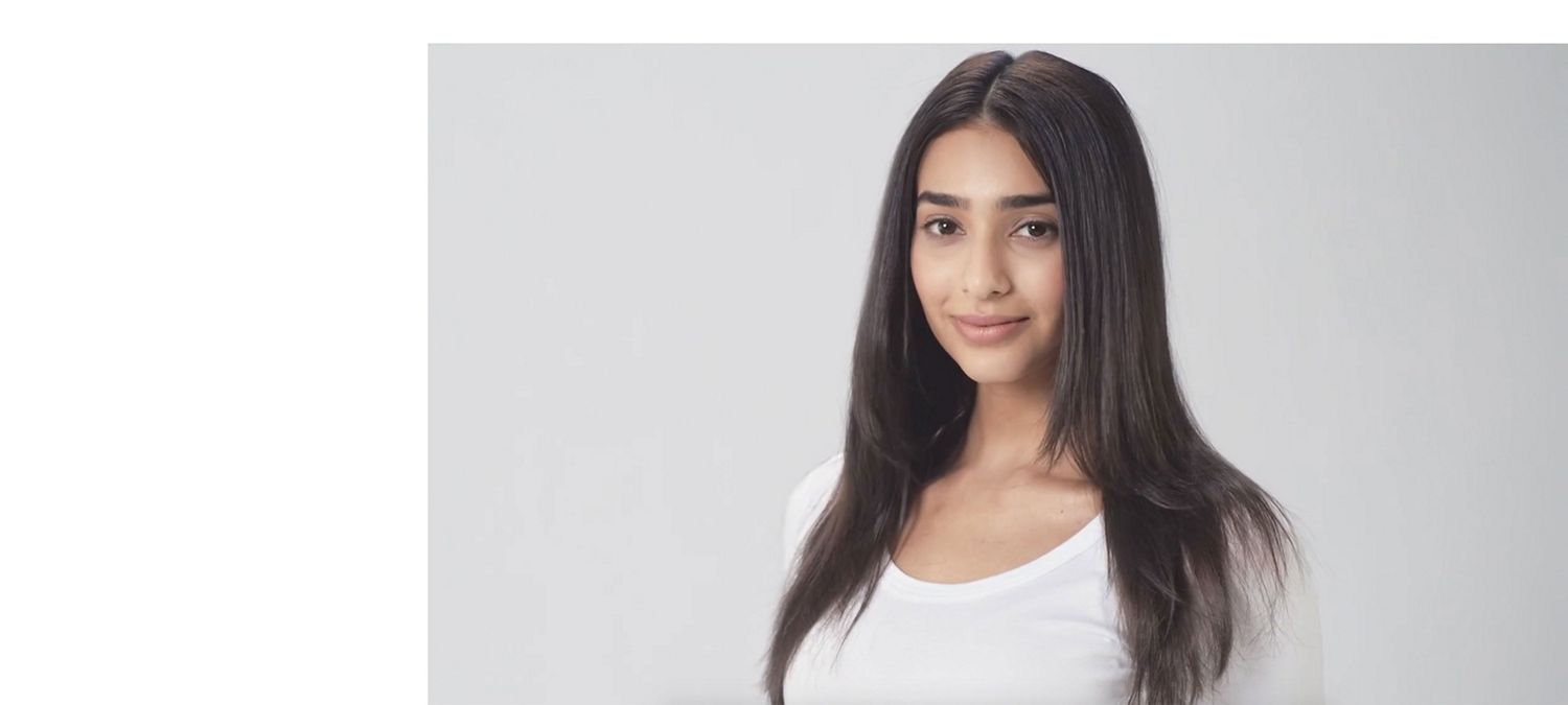 Una modella Dyson con capelli lisci marroni