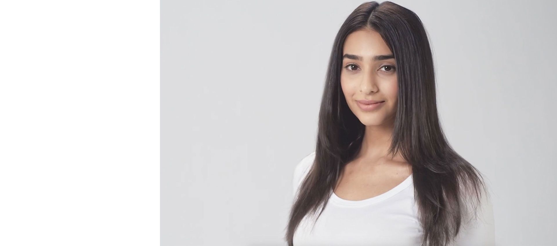 Una modella Dyson con capelli lisci marroni
