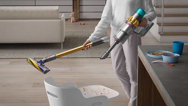 Ein Dyson V15 Detect Staubsauger mit abgenommenem Saugrohr in einem Wohnzimmer