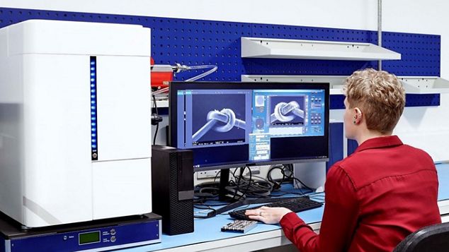 Un ingegnere seduto alla scrivania che effettua delle ricerche al computer sulla scienza dei capelli.