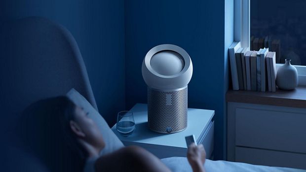 Osoba śpiąca przy oczyszczaczu powietrza Dyson